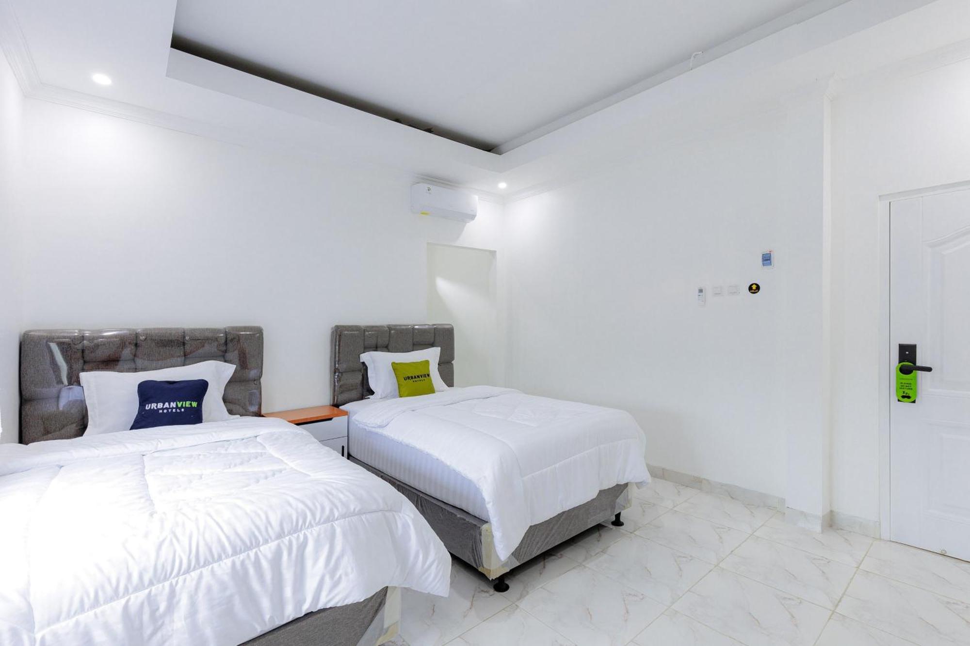 Urbanview Hotel Amira Syariah Bogor Pamoyanan Exterior photo