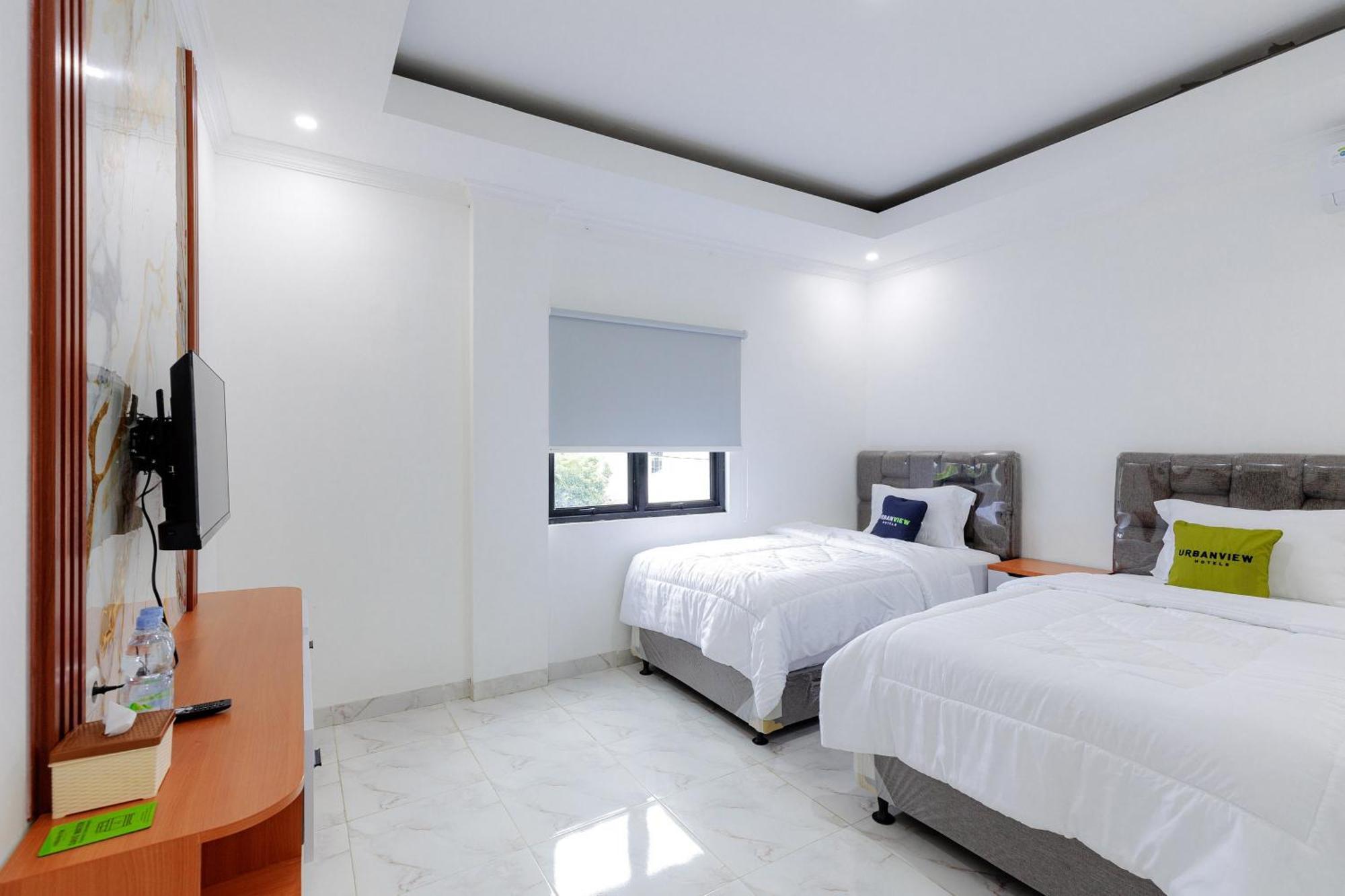 Urbanview Hotel Amira Syariah Bogor Pamoyanan Exterior photo